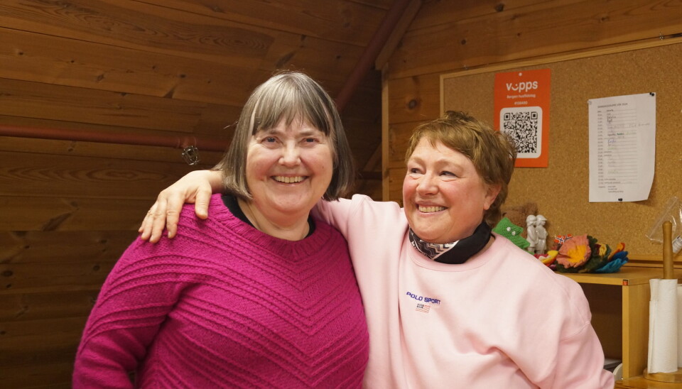 Leder Nina Malkenes og Kristin Christie Nitter. De synes det sosiale med husflidslaget er viktig, og at det er fint å dele interessene sine med likesinnede.