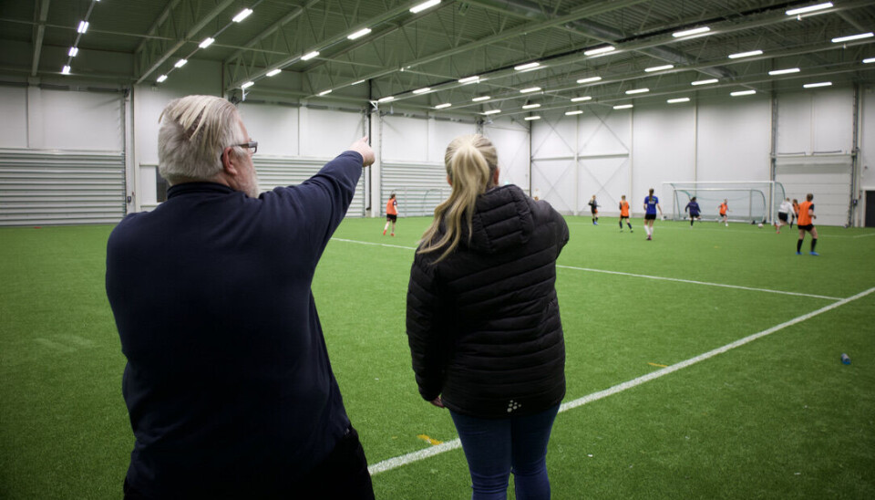 John Barry Wøllo (t.v.) og styremedlem Cathrine Ødegård til stades på trening. – Det er bra at klubben har fått augene opp for jentefotballen, seier Ødegård.