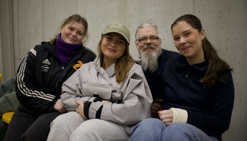 Wøllo saman med dottera Emma Wøllo (t.v.), Ida Hermansen (andre t.v.) og Elise Kvaløy (t.h.) på tilskodarbenken. – Det er ikkje så viktig at me rykker opp, det viktigaste er at vi koser oss, seier jentene.
