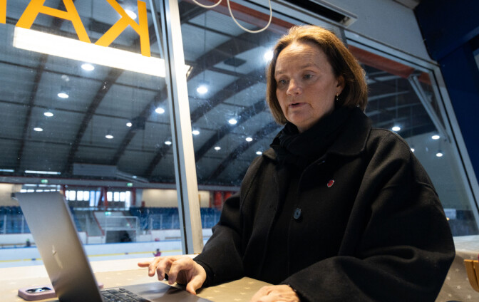 Helene Myksvoll er bekymret for planleggingen av isfordeling etter påske. Da stenger ishallen på Vestkanten og enda flere har behov for Bergenshallen.