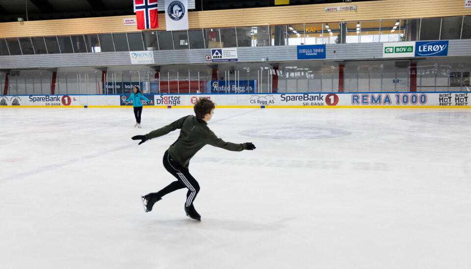Bergen Kunstløpklubb må ofte nøye seg med treningstider tidlig på dagen, det gjør det vanskelig å kombinere med jobb og skole.