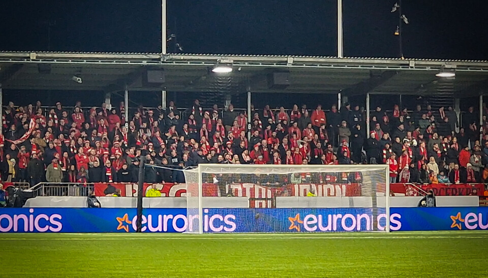 Det var fullsatt på Åsane Arena da Brann tok imot stjernegalleriet fra Barcelona. – Det var en fantastisk ramme rundt kampen, og en enorm støtte fra supporterne. Vi kunne aldri vært der vi er i dag uten supporterne i ryggen, sier Brann-kaptein, Cecilie Redisch Kvamme, etter 2-1-tapet.