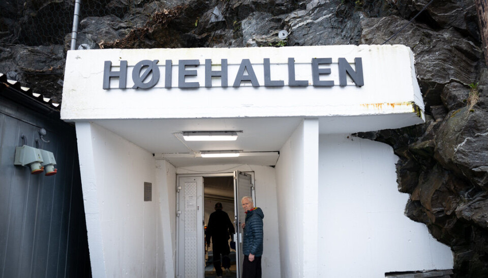Kjell Sælensminde held ope døra inn til Høiehallen, der magien skjer.