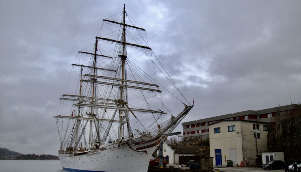 Statsraad Lehmkuhl ligger til kai utenfor sjøkrigsskolen etter to måneder til sjøs