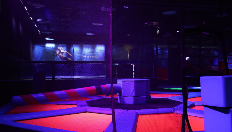 Her er noen av trampolinene inne i trampolineparken.