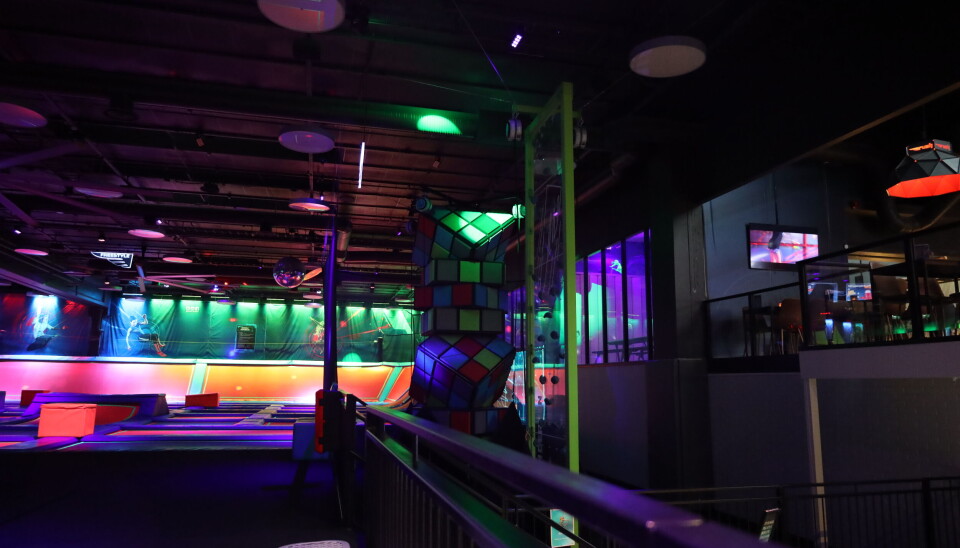 På onsdager etter klokken 16.00 arrangerer trampolineparken glow-party. Her lyses trampolinene opp.
