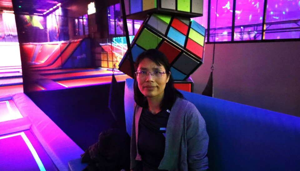 Her sitter Liu og følger med på datteren hoppe.