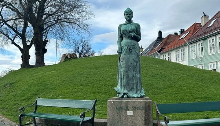 Amalie Skram-statuen på Klosteret er en av få navngitte kvinner på sokkel i Bergen.