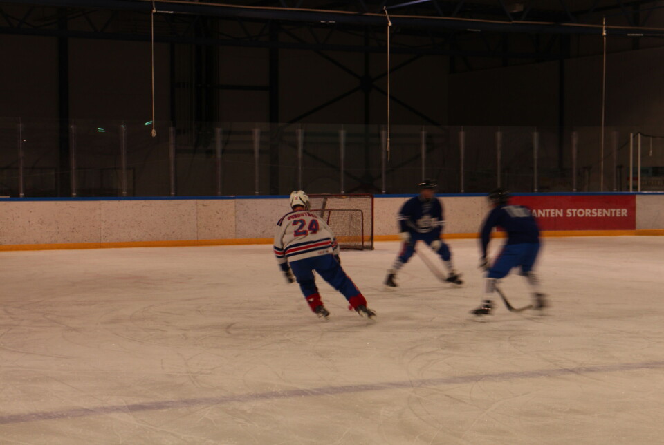 Carl Henrik Andersson med New York Rangers drakt og nummer 24 på ryggen kjørte karusell til de andre gutta på trening ble svimle.