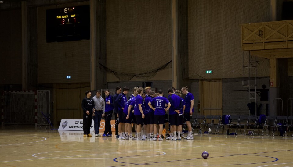 Det gikk nesten ti minutter uten mål til Viking TIF før pause, de brukte dermed timeouten til å finne tilbake til rytmen i kampen.