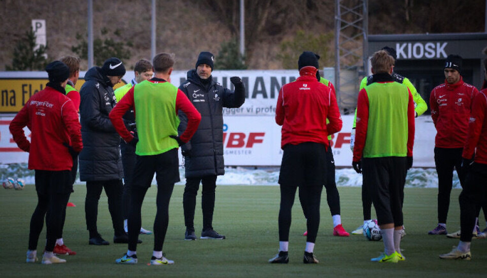 Etter to uker i jobben som hovedtrener, har Freyr Alexandersson og assistenten Jonathan Hartmann begynt å sette sitt preg på Brann-treningene.