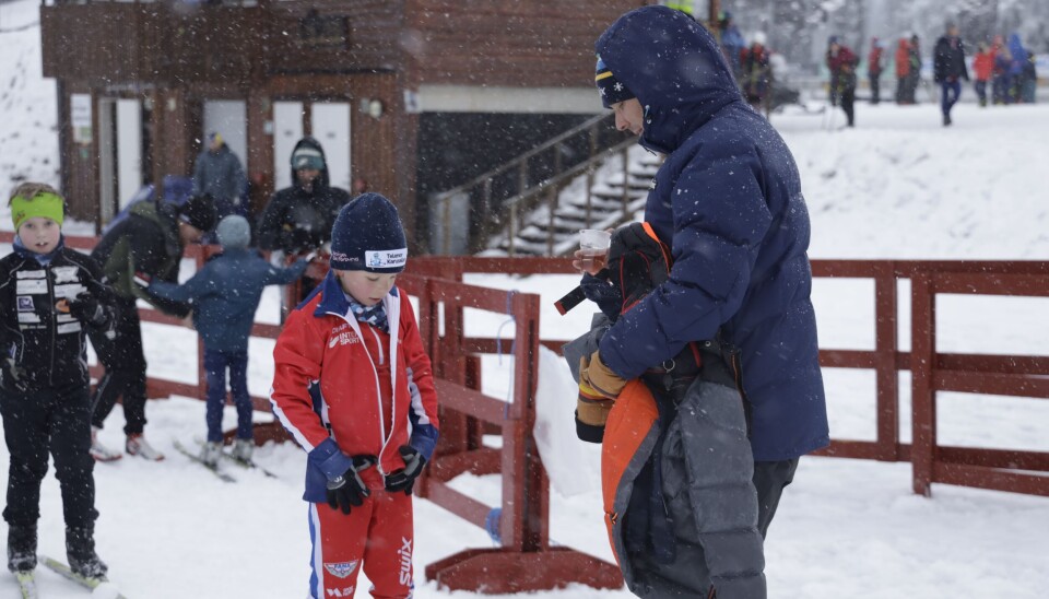 Pappa Roar Tveit sørger for at sønnen får på seg varme klær så fort som mulig etter målgang.