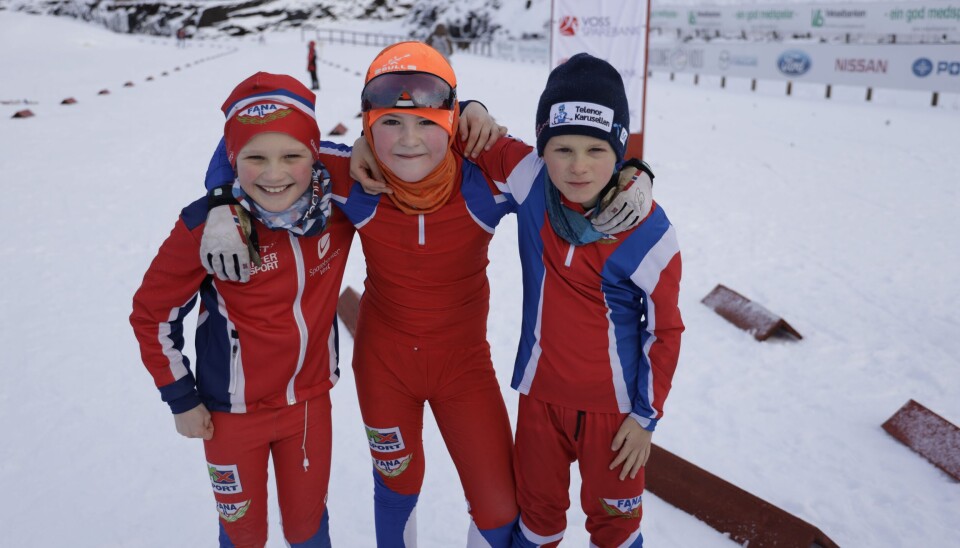 De tre fanaguttene deler ivirig om hver sine løp etter målgang.