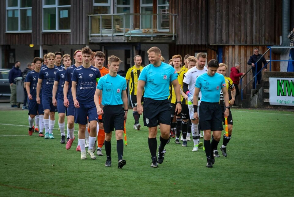 NFF skal i gang med et pilotprosjekt på norske fotballbaner for å øke respekten til dommerne. Det stiller Bymags kommentator seg kritisk til. Her fra opprykkskvalik til 4. divisjon mellom Askøy 2 og Telavåg i fjor.
