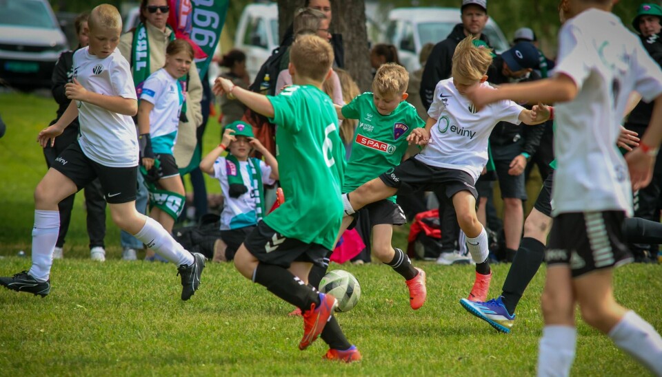 Bymags sportskommentator mener norske fotballklubber må ta mer ansvar og gjøre forutsetningene bedre for norske fotballtalenter til å lykkes. Her fra et oppgjør mellom Fri og Vestsiden-Askøy på Voss cup i fjor.