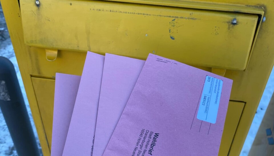 BLIR KREATIV: Flere får hjelp av venner til å levere valgbrevene direkte i en tysk postkasse.