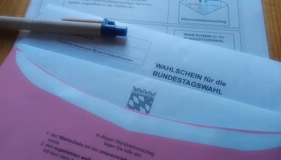 Valgpapirene varierer fra valgkrets til valgkrets, men felles for alle er den røde konvolutten.