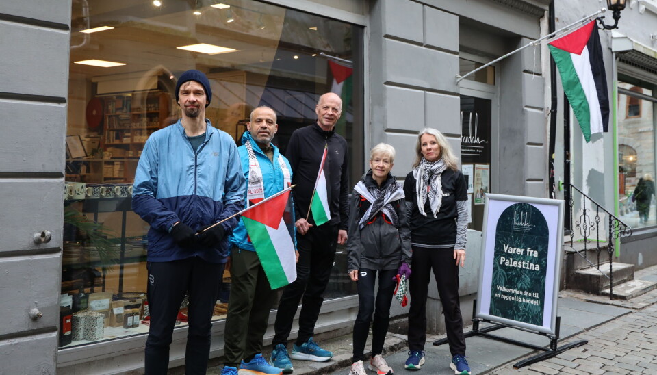 Løpegruppen møtes hver lørdag utenfor Palestinabutikken Handala. (F.v): Peter Forrås, Ibrahim Alkurd, Steinar Nørstebø, Kari Klungsøyr og Inger Lise Teig.