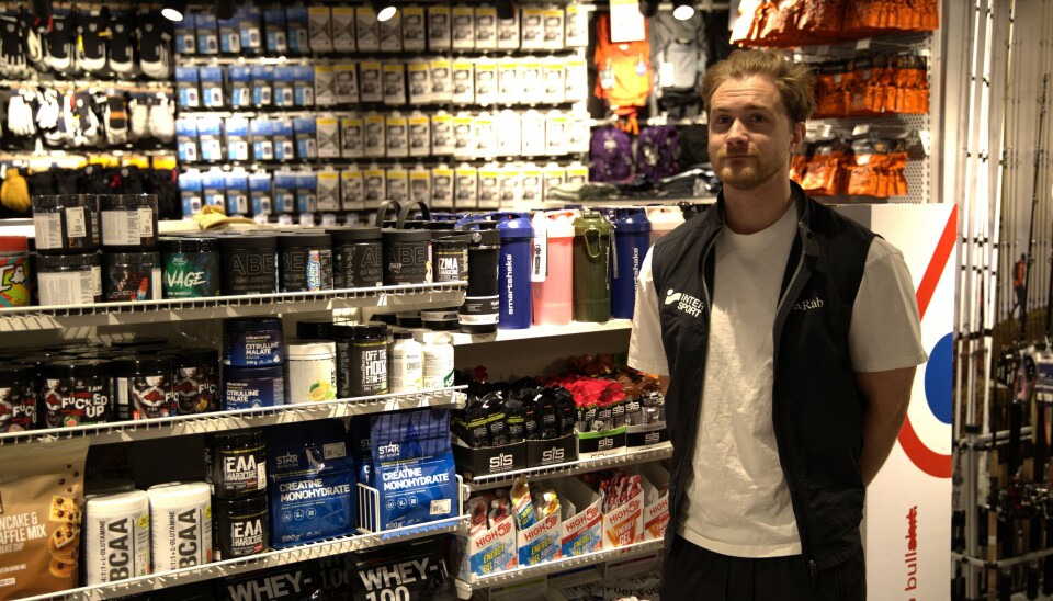 SIMEN Anderson (30) foran kosttilskudd-avdelingen på Intersport.