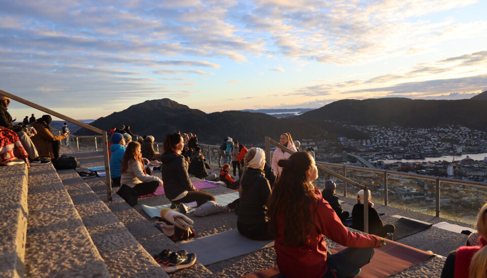 Solnedgangs-yoga med Bergen Fjell Yoga.