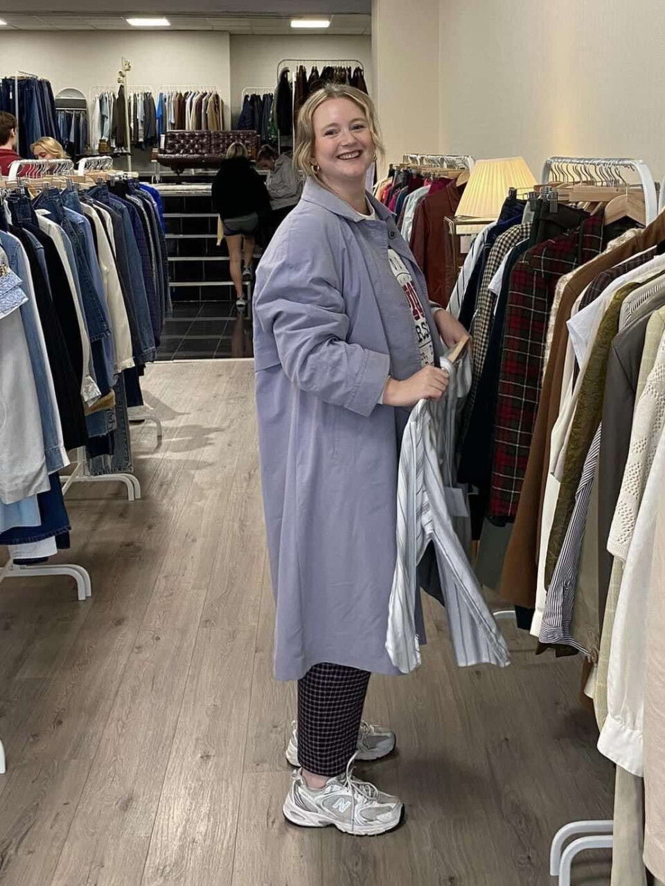 FORNØYD: Eirin Pedersen stråler over å kunne gjenåpne dørene til Evig Vintage.