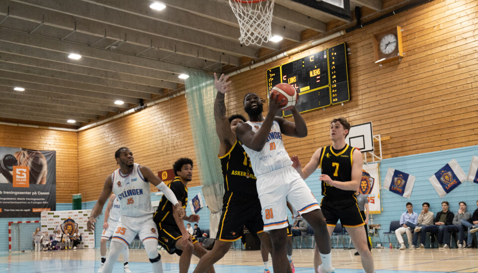 LAYUP: Karamo Jawara på vei til å skåre mot Asker Aliens.
