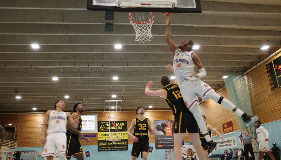 DUNK: Joel Tshilumbu Kanyinda hopper opp for dunken.