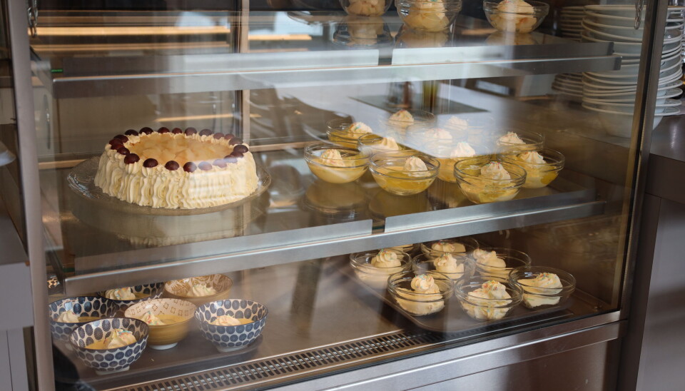 SØTT: Dagens desserter står utstilt for kaféens gjester.