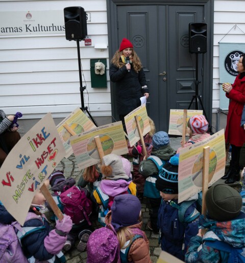 KLAR TALE: Barn og voksne i protest mot forslaget om å avvikle Barnas kulturhus.