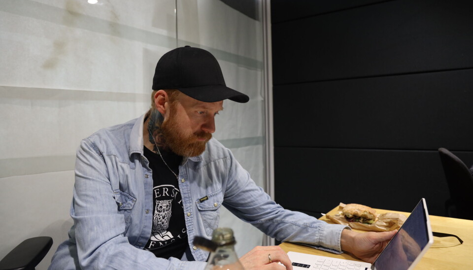 ODEE sitter i en arbeidsbås