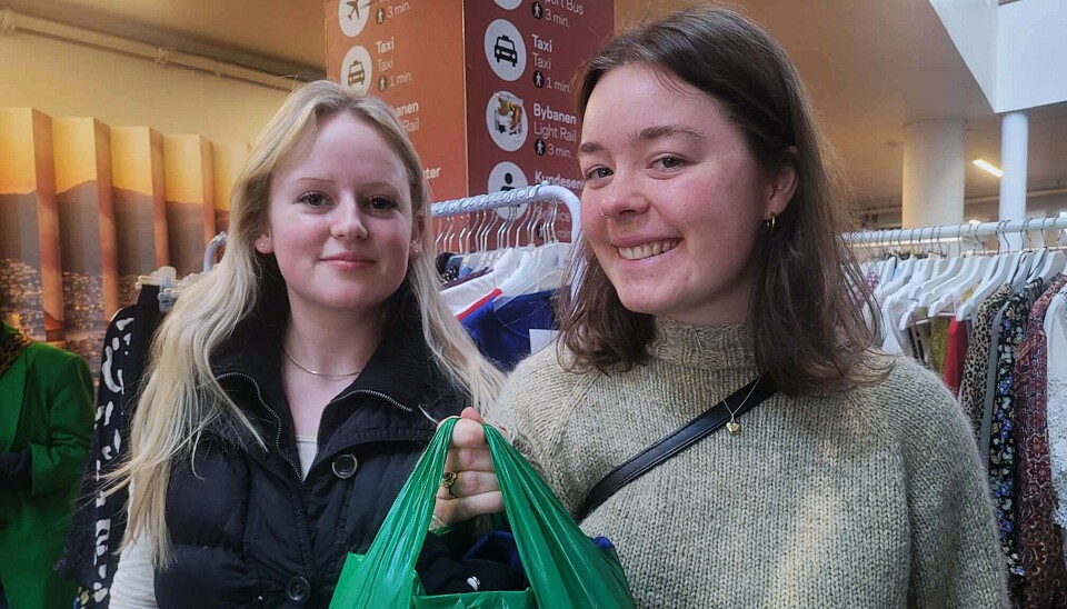 Studentane Kristin Torvanger og Ragne Schøyen viser fram dagens fangst på Landåspikenes bruktmarknad