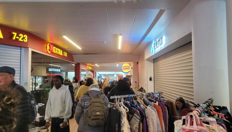 Kun ein time har gått sidan marknaden opna, og folk står som sild i tønne i underetasjen på Bergen storsenter.