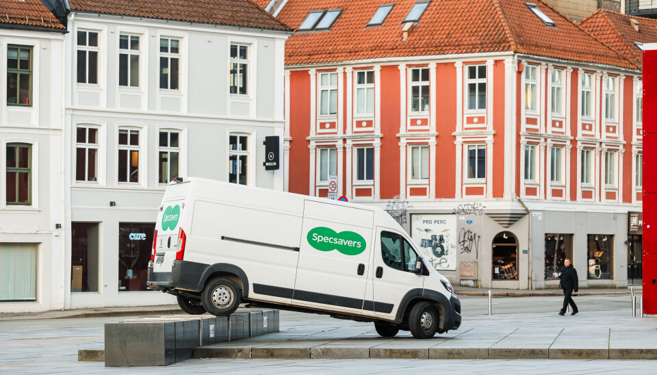 'SKULLE GÅTT TIL SPECSAVERS': Denne bilen var mildt sagt feilparkert utenfor Grieghallen i Bergen.