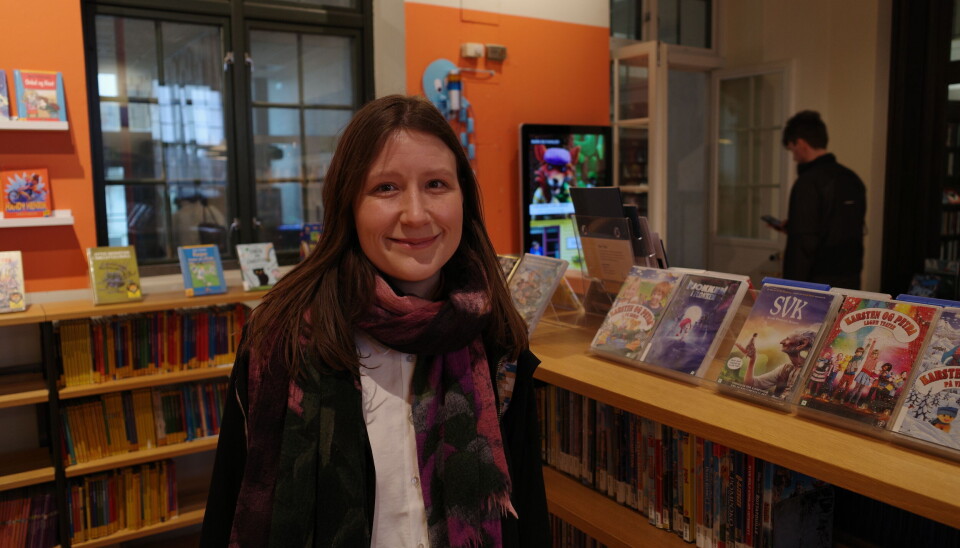 BESØKENDE: Ragnhild Boland Holm (36) sier at hun alltid har likt å gå på biblioteket, og at hun kommer til å fortsette å låne bøker fremover.