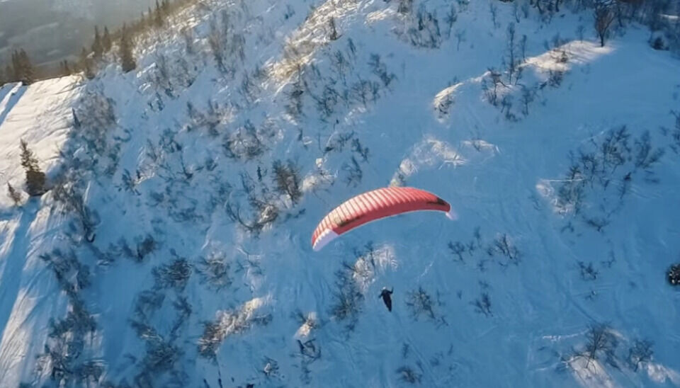 LUFTSPORT: Paraglider Jonas Sterud svever i luften.
