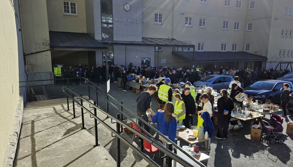 Kø utanfor Minde Skule før opning av marknaden på laurdag