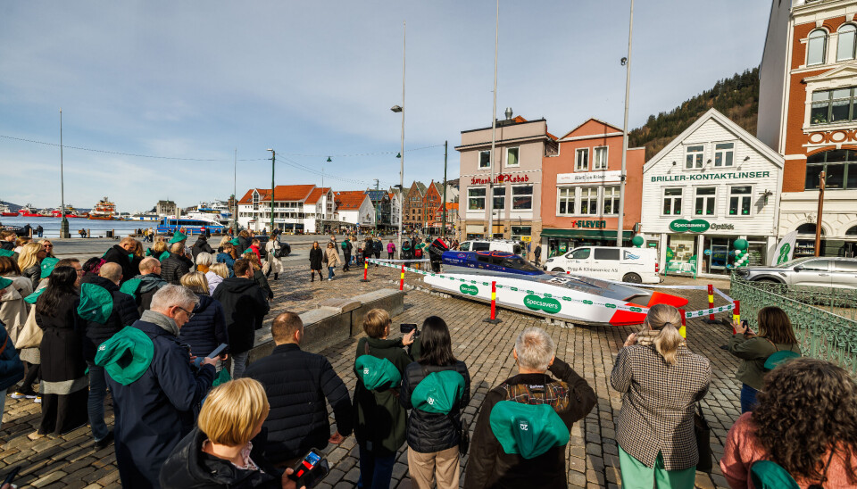 ATTRAKSJON: En motorbåt strandet midt på Vågsallmenningen får stor oppmerksomhet fra de rundt.