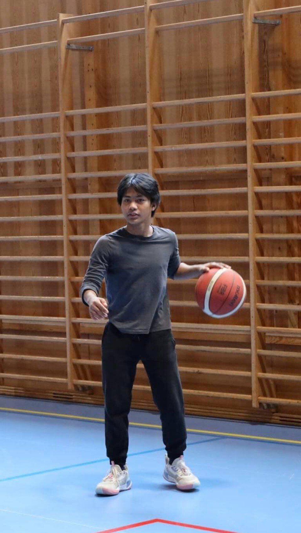 Eselio Jevon Etino (16) i full gang med basketkamp.