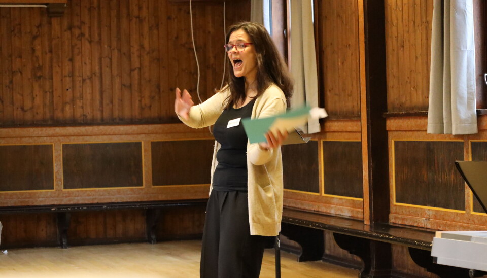 ENGASJERT: Det er ikke mangel på glede og engasjement hos Yvonne Algrøy, korleder i Kor é koret.