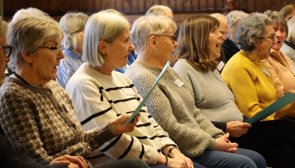 SYNGER AV FULL HALS: Demenskoret 'Kor é koret?' synger 'Hey Jude' på korøving.
