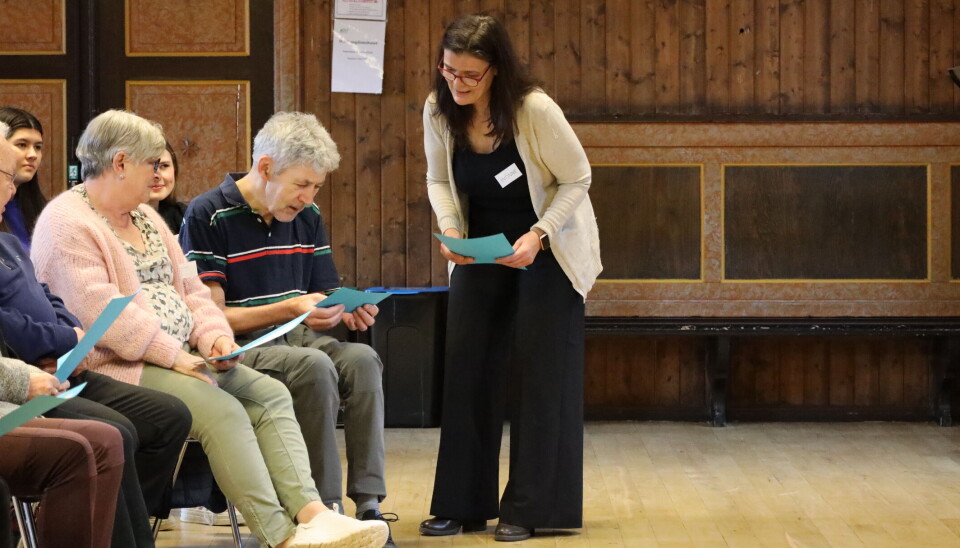 SYNGER SOLO: Korleder Yvonne Algrøy hjelper solisten.