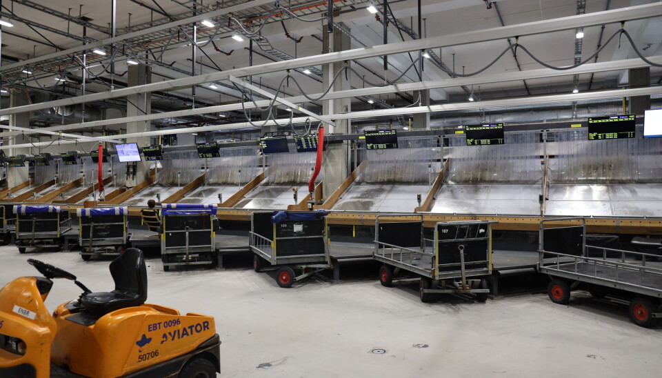 STILLE FØR STORMEN?: I bagasjesorteringshallen på Flesland jobbes det kontinuerlig med håndtering av bagasje.