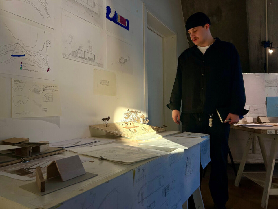 Arkitektstudent Ola jobber med et prosjekt.