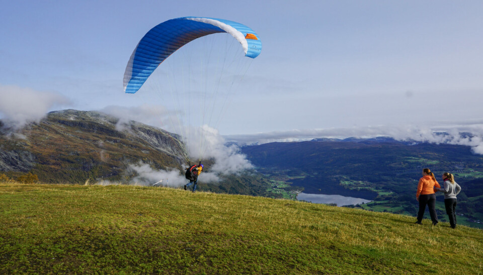 VOSS: En paraglider flyr fra Hangurstoppen i Voss.
