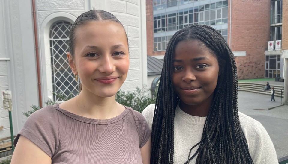 VENNINNER: Angelina Marti (15) (f.v.) og Harriet Peter (15) forteller at de merker mistrivselen rundt seg.