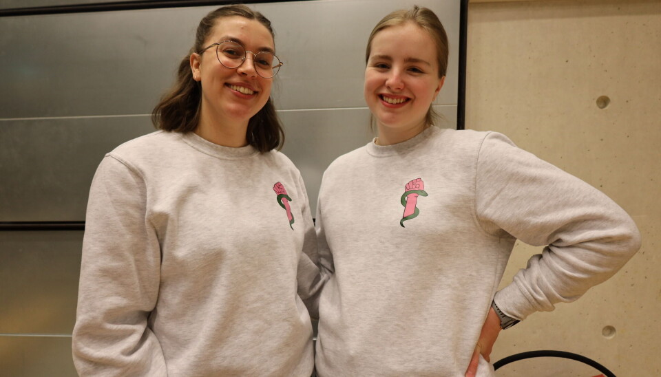 Emma Pernille Totland Haugen (25), medisin 3. året, til venstre og Ingrid Øyre Trones (20), medisin 1. året, til høyre er medlemmer av Feministiske medisinere.