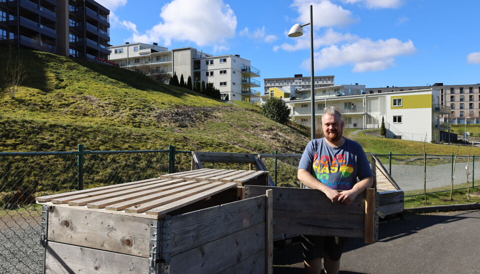 Marius viser frem soppen i solskinn