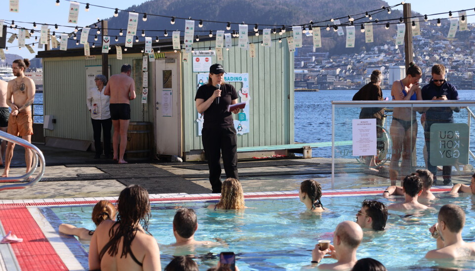 Åse Løvgren leser et utdrag fra Al-Mashrou' – A conversation between Shuruq Harb and Samira Makki.