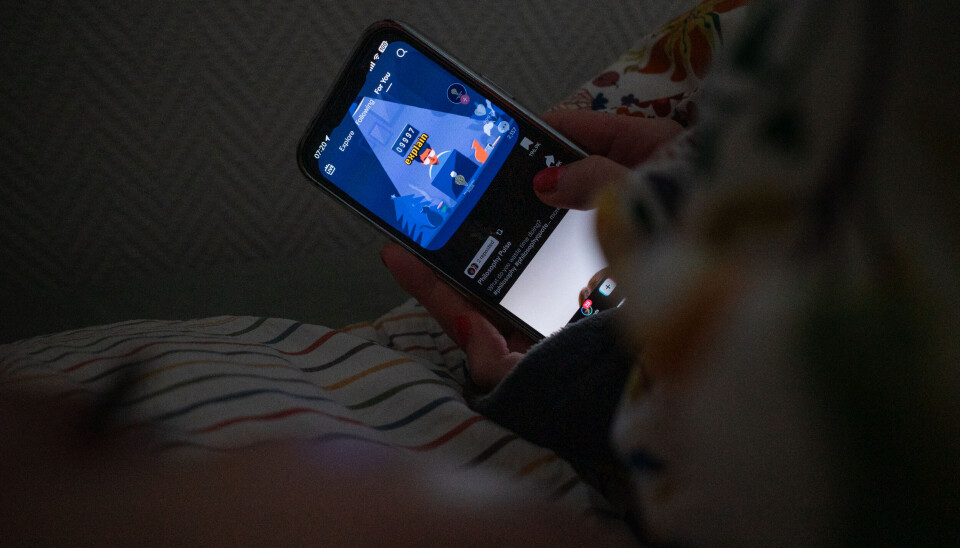 SKJERMBRUK: Å skrolle i sengen påvirker søvnen.
