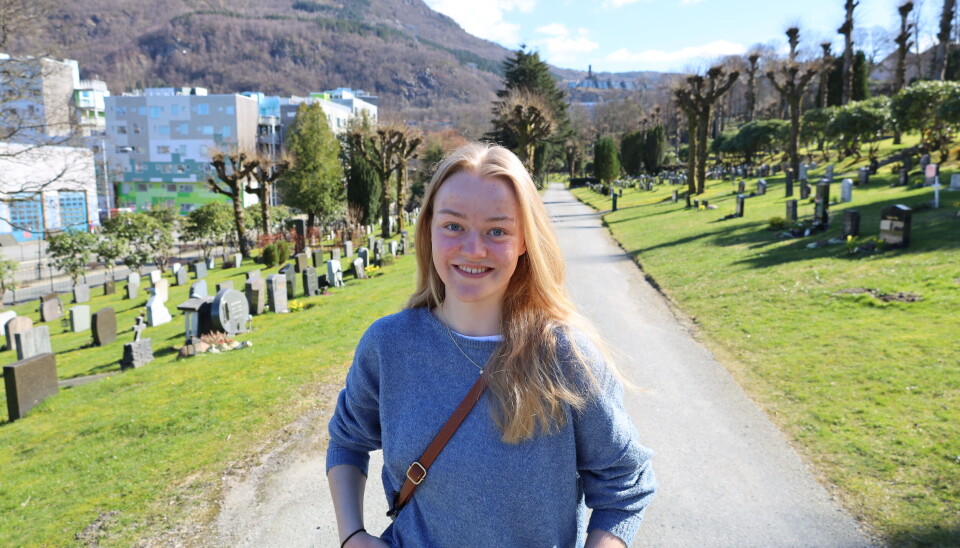 Vilde Helene Ytterhorn Nilsen er fornøyd med gravplassen i sollyset